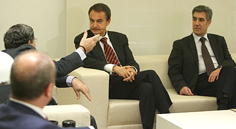 Zapatero, en su reunión con los representantes sindicales. (Foto: A. Cuéllar)
