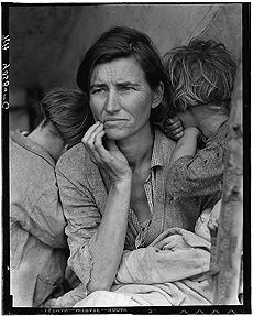 La foto en la que aparece la protagonista con una de sus hermanas y su madre, que en ese momento tenía 32 años. (Foto: Library of Congress)