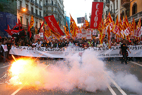 Trabajadores de Nissan protestan en Barcelona contra el recorte de empleos en la compañía. (Foto: AFP)