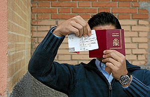 Turista español al que se le impidió entrar en Brasil posa hoy con su pasaporte y sus billetes de avión. (Foto: SERGIO GONZÁLEZ)