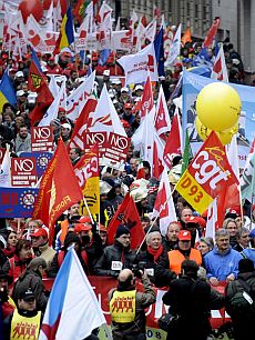 Alrededor de 8.000 sindicalistas de toda Europa se han manifestado contra la directiva en Estrasburgo. (Foto: EFE)