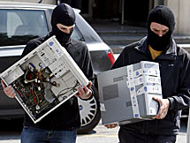 La Policía traslada varias ordenadores. | Efe