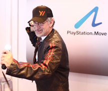 Steven Spielberg prueba Move, el nuevo control de la Plastation 3.  | AP