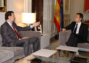 Rajoy y Zapatero, durante la reunión. (Foto: EFE)