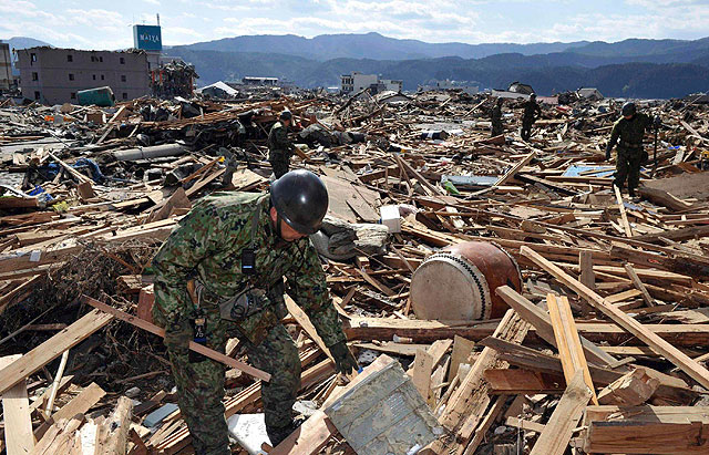 Labores de rescate en la ciudad de Rikuzentakatashi, en la prefectura de Iwate. | Reuters