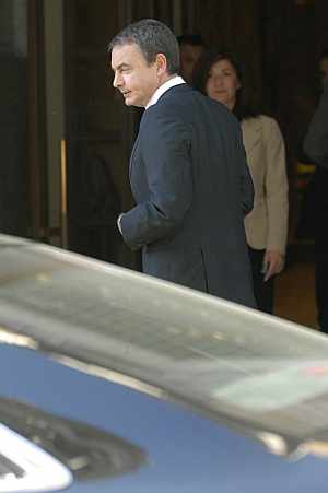 Zapatero, a su llegada a la capilla ardiente. (Foto: EFE)