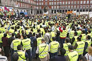 Concentración de guardias civiles en la Plaza Mayor de Madrid en abril de 2006. (Foto: Alberto Cuéllar)