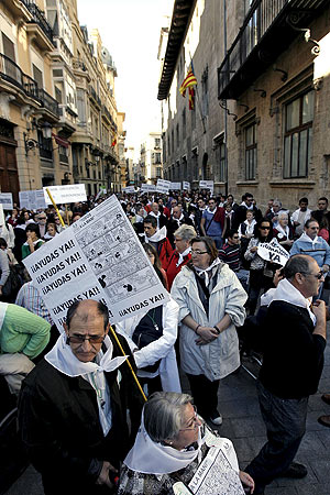 Centenares de personas, muchas de ellas en sillas de ruedas y caminando con muletas, han participado en la manifestación convocada por la Coordinadora de Personas con Discapacidad Física y Orgánica de la Comunitat Valenciana. (Foto: EFE)
