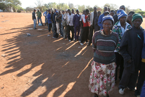 Un grupo de personas espera recibir asilo en África (Foto:EFE).