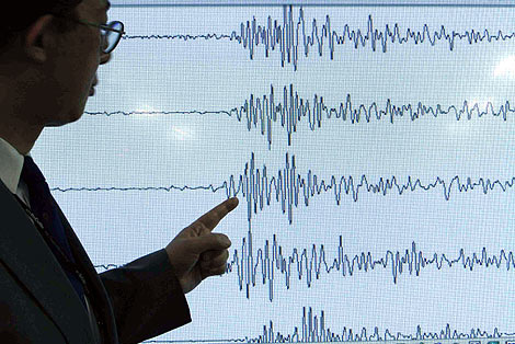 Un responsable del a red meterológica japonesa apunta el seguimiento sísmico de la prueba norcoreana. | Reuters