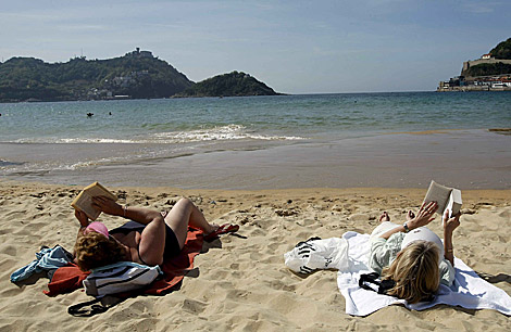 Dos mujeres en la playa de La Concha de San Sebastián | Efe