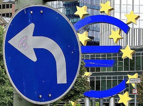 Una señal de tráfico frente a la sede del Banco Central Europeo. | Ap